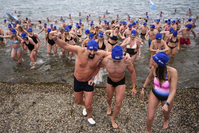 Un grupo de personas después de zambullirse en las aguas heladas del lago Most en la República Checa el 1 de marzo del 2025. (AP foto/Petr David Josek)