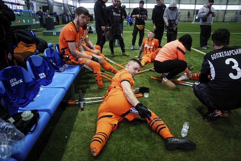 Los futbolistas del Shakhtar Stalevi descansan durante el primer torneo para amputados de guerra, en Kiev, Ucrania, el 11 de enero de 2025. (AP Foto/Evgeniy Maloletka)