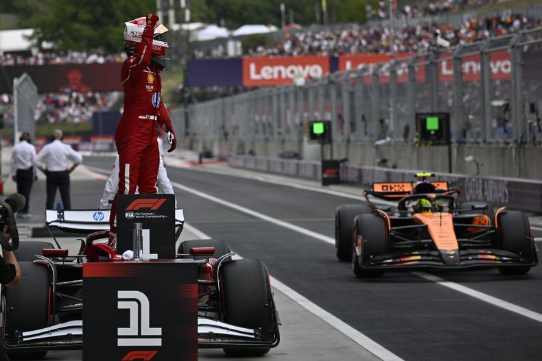 El piloto de Ferrari, Charles Leclerc de Mónaco, celebra su pole position después de la sesión de clasificación para el Gran Premio de Hungría de Fórmula 1 en el circuito de Hungaroring en Mogyorod, Hungría, el sábado 2 de agosto de 2025. (AP Photo/Denes Erdos)