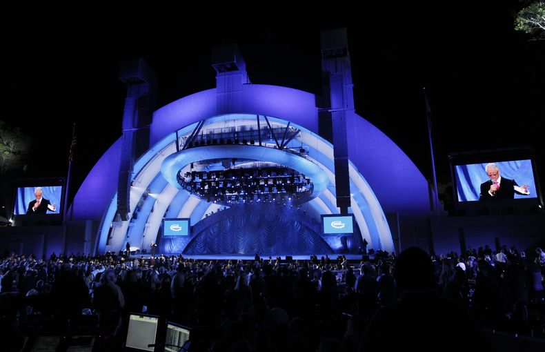 ARCHIVO- El expresidente Bill Clinton habla en el concierto A Decade of Difference en el Hollywood Bowl en Los Angeles, el sábado 15 de octubre de 2011. El Ballet Folklórico de México de Amalia Hernández se presentará en una gala con la Orquesta Filarmónica de Los Angeles en el Hollywood Bowl el 18 de julio de 2024. (Foto AP/Matt Sayles, archivo)
