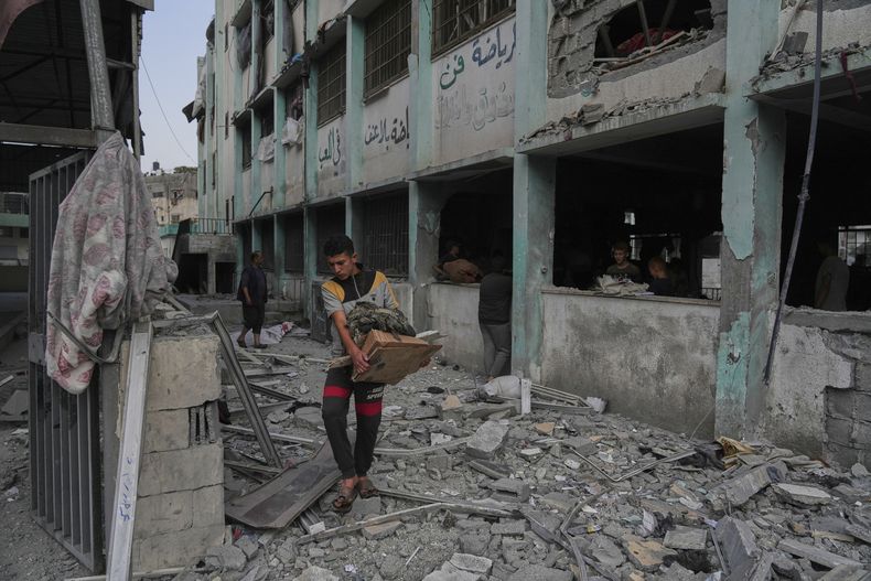 Palestinos en el lugar de un bombardeo israelí en Jabaliya, Franja de Gaza, el 12 de mayo del 2025. (AP foto/Jehad Alshrafi)