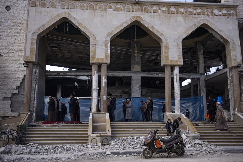 Palestinos rezan en una mezquita dañada tras un ataque israelí en Rafah, sur de la Franja de Gaza, el jueves 15 de febrero de 2024. (Foto AP/Fatima Shbair)