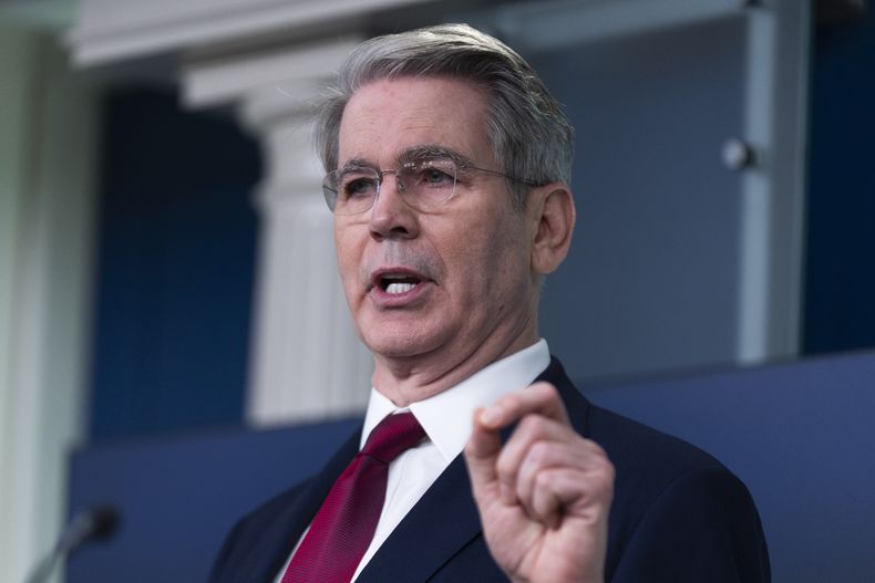 El secretario del Tesoro de Estados Unidos, Scott Bessent, habla con reporteros en la sala de prensa James Brady de la Casa Blanca, el martes 29 de abril de 2025, en Washington. (AP Foto/Manuel Balce Ceneta)