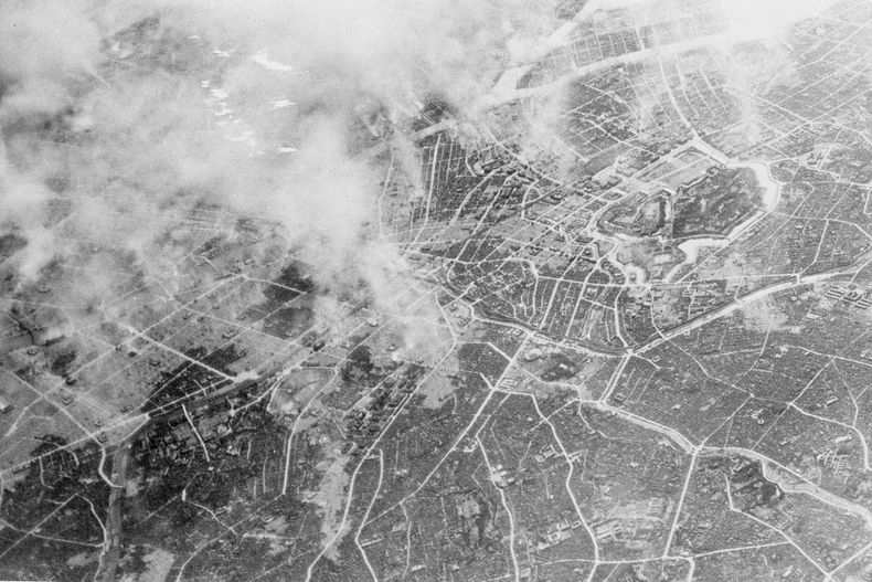 En esta imagen cortesía de la Fuerza Aérea de Estados Unidos se ven columnas de humo que se elevan más de 3.000 metros en el aire varias horas después de un bombardeo de más de 300 aeronaves del 21er Comando de Bombarderos, el 10 de marzo de 1945. (AP Foto/Fuerza Aérea de Estados Unidos)