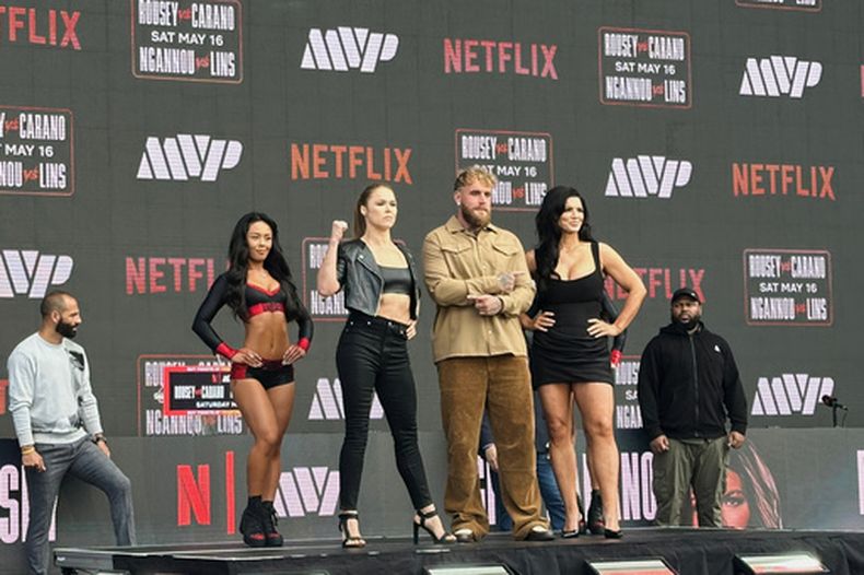 ARCHIVO - Ronda Rousey (centro-izquierda) y Gina Carano (derecha) posan con el promotor Jake Paul durante una conferencia en Inglewood, California, el 10 de marzo de 2026 (AP Foto/Greg Beacham, archivo)