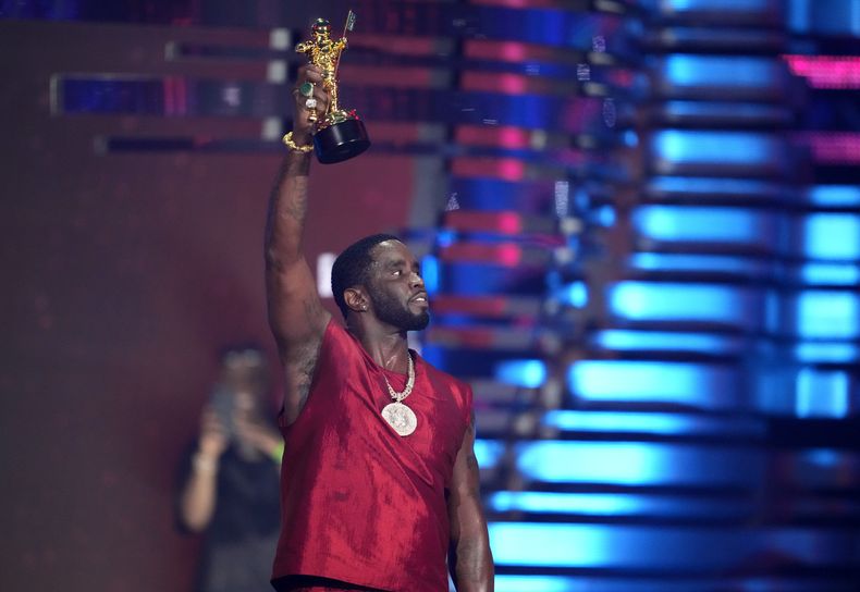 Sean Diddy Combs recibe el premio Global Icon en los Premios MTV a los Videos Musicales el martes 12 de septiembre de 2023 en el Prudential Center en Newark, Nueva Jersey. (Foto Charles Sykes/Invision/AP)