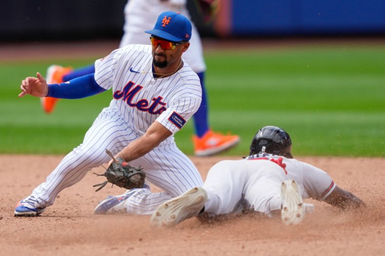 El segunda base de los Mets de Nueva York, Marcus Semien, no puede atrapar el tiro mientras Jorge Mateo, de los Bravos de Atlanta, roba con éxito la segunda base durante la novena entrada del primer partido de una doble cartelera contra los Mets de Nueva York, el miércoles 29 de julio de 2026, en Nueva York. (Foto AP/Yuki Iwamura)