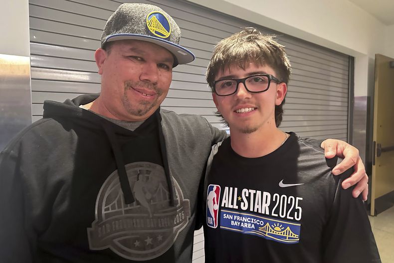 El ganador del concurso de triples del Fin de Semana de Estrellas, Jaren Barajas, un estudiante universitario de primer año de 18 años de Oakley, a la derecha, posa con su padre Michael después de vencer a Damian Lillard en un concurso de tres puntos para ganar $100.000 en el Juego de Estrellas el domingo 16 de febrero de 2025 en San Francisco. (AP Foto/Janie McCauley)