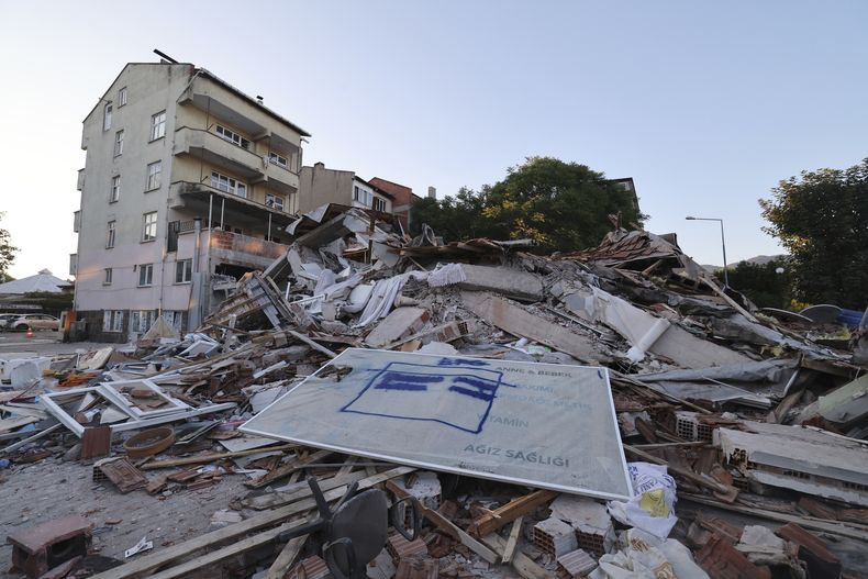Escombros esparcidos tras el derrumbe de un edificio durante un sismo en Sindirgi, al noroeste de Turquía, el lunes 11 de agosto de 2025. (Berkman Ulutin/Dia Photo via AP)
