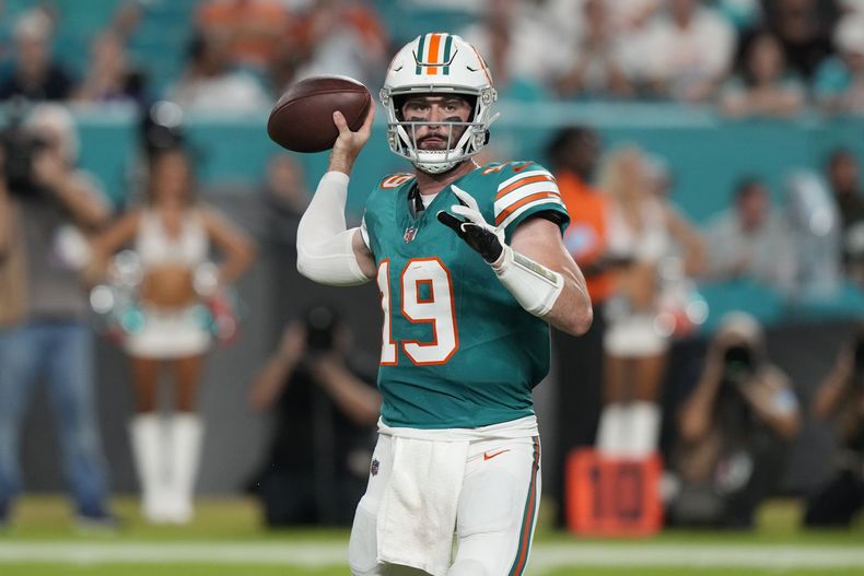 El quarterback de los Dolphins de Miami Skylar Thompson busca a quién lanzar el balón en el encuentro ante los Bills de Búfalo el jueves 12 de septiembre del 2024. (AP Foto/Lynne Sladky)
