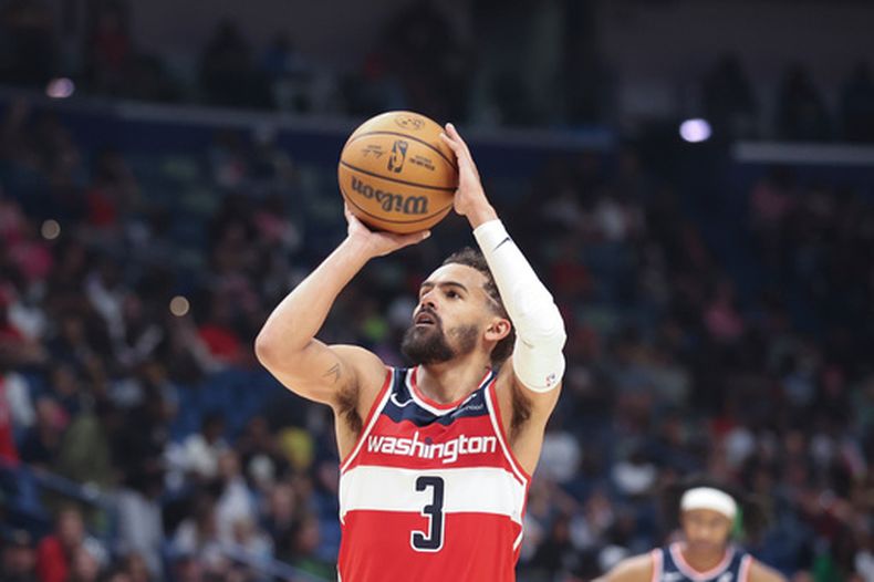 ARCHIVO - Foto del 8 de marzo del 2026, el base de los Wizards de Washington Trae Young lanza un tiro libre ante los Pelicans de Nueva Orleans. (AP Foto/Peter Forest, Archivo)