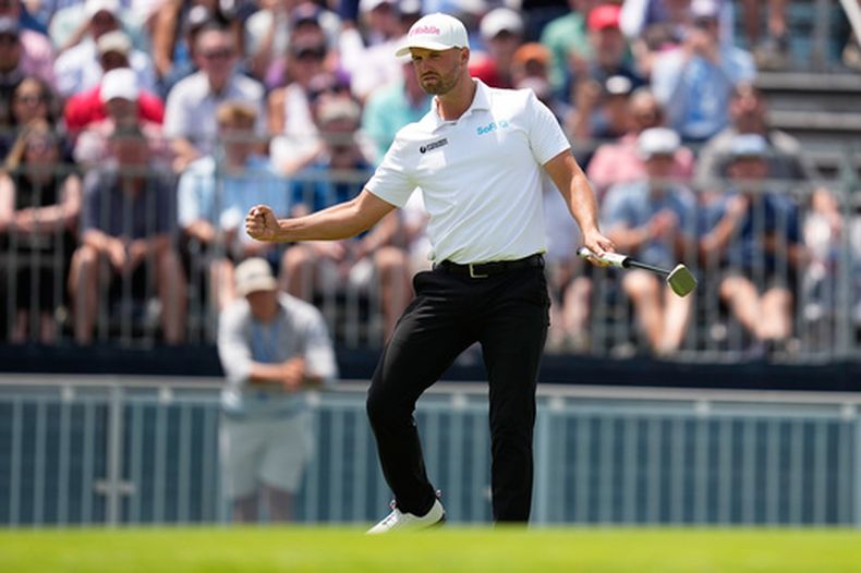 Wyndham Clark celebra tras un birdie en el hoyo 12 durante la segunda ronda del torneo de golf Abierto de EE. UU. en el Shinnecock Hills Golf Club en Southampton, Nueva York, el viernes 19 de junio de 2026. (Foto AP/David J. Phillip)