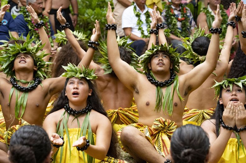 Bailarines del Ensamble Hawaiano de las Escuelas Kamehameha ofrecen su espectáculo durante la conmemoración del 50mo cumpleaños de la canoa Hokulea en el Parque Regional Kualoa, el sábado 8 de marzo de 2025, en Kaneohe, Hawai. (AP Foto/Mengshin Lin)