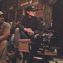 Esta imagen publicada por Warner Bros. Pictures muestra al director, guionista y productor Ryan Coogler, a la izquierda, y a la directora de fotografía Autumn Durald Arkapaw en el set de Sinners. (Eli Adé/Warner Bros. Pictures via AP)