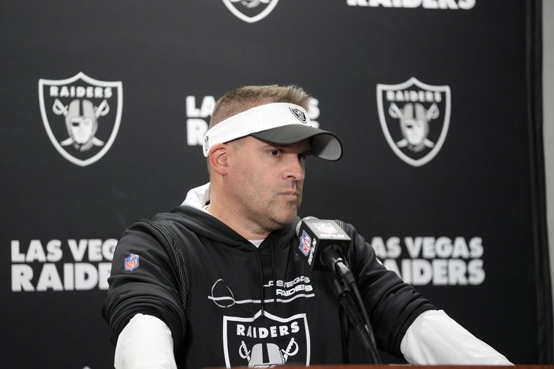 Josh McDaniels, entrenador de los Raiders de Las Vegas, habla con la prensa tras la derrota ante los Lions de Detroit, el lunes 30 de octubre de 2023 (AP Foto/Paul Sancya)