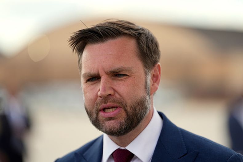 El vicepresidente de Estados Unidos, JD Vance, habla con reporteros al llegar en el Air Force Two a la Base Conjunta Andrews, en Maryland, el jueves 28 de mayo de 2026. (AP Foto/Matt Rourke, Pool)