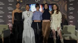 Las actrices mexicanas Andrea Chaparro, de izquierda a derecha, Ángeles Cruz, Azul Guaita, Irene Azuela y Ana Valeria Becerril, posan para una fotografía al final de una conferencia de prensa de su serie MAX, Como agua para chocolate, en la Ciudad de México el martes 29 de octubre de 2024. (Foto AP/Eduardo Verdugo)