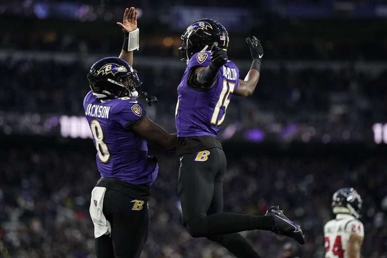 Nelson Agholor festeja su anotación con Lamar Jackson, quarterback de los Ravens de Baltimore, en el partido divisional de la Conferencia Americana frente a los Texans de Houston, el sábado 20 de enero de 2024 (AP Foto/Nick Wass)