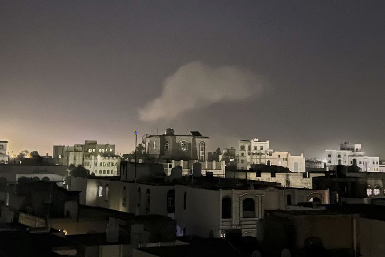 Humo elevándose de un lugar que según reportes recibió un ataque aéreo estadounidense en Saná, Yemen, el domingo 30 de marzo de 2025. (AP Foto)