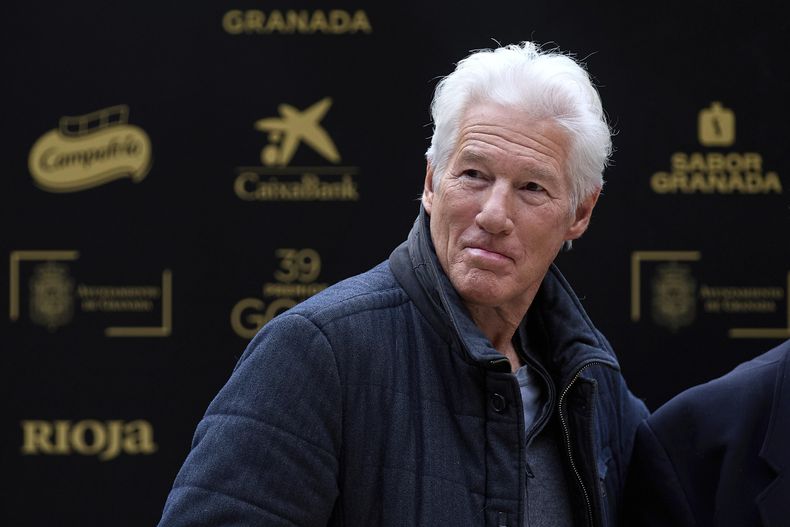 El actor Richard Gere llega a una sesión fotográfica durante una conferencia de prensa antes de la ceremonia de los Premios Goya de Cine en Granada, España, el viernes 7 de febrero de 2025. Richard Gere recibirá el premio Goya Internacional 2025. (Foto AP/Fermin Rodriguez)