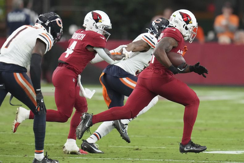 Emari Demercado, derecha, running back de los Cardinals de Arizona, se escapa para conseguir un touchdown frente a los Bears de Chicago durante la primera mitad del juego de la NFL, el domingo 3 de noviembre de 2024, en Glendale, Arizona. (AP Foto/Ross D. Franklin)