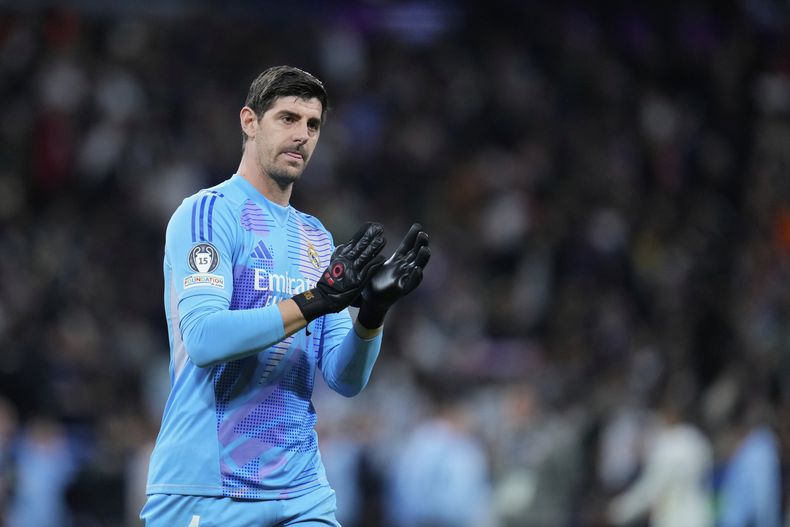 El arquero del Real Madrid Thibaut Courtois al término del partido de ida de los octavos de final de la Liga de Campeones contra el Atlético de Madrid, el martes 4 de marzo de 2025. (AP Foto/Manu Fernández)