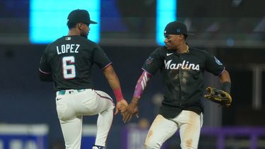 Los dominicanos Otto López y Esteury Ruiz, de los Marlins de Miami, festejan la victoria sobre los Piratas de Pittsburgh, el martes 11 de agosto de 2026 (AP Foto/Marta Lavandier)