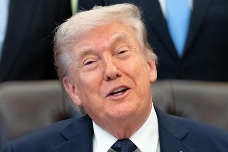 El presidente Donald Trump habla durante un evento sobre la asequibilidad de la atención médica, en el Despacho Oval de la Casa Blanca, el jueves 23 de abril de 2026, en Washington. (Foto AP/Mark Schiefelbein)