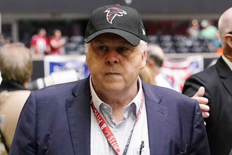 ARCHIVO - Frederick W. Smith, presidente y director general de FedEx Corporation, se ve antes de la primera mitad de un partido de NFL entre los Falcons de Atlanta y los Eagles de Filadelfia, el domingo 12 de septiembre de 2021, en Atlanta. (AP Foto/John Bazemore, Archivo)