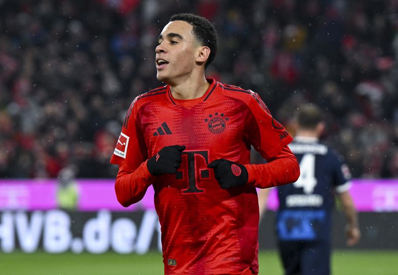 Jamal Musiala del Bayern Múnich celebra tras anotar el cuarto gol del Bayern Múnich en el partido contra Heidenheim en la Bundesliga, el sábado 7 de diciembre de 2024. (Sven Hoppe/dpa vía AP)
