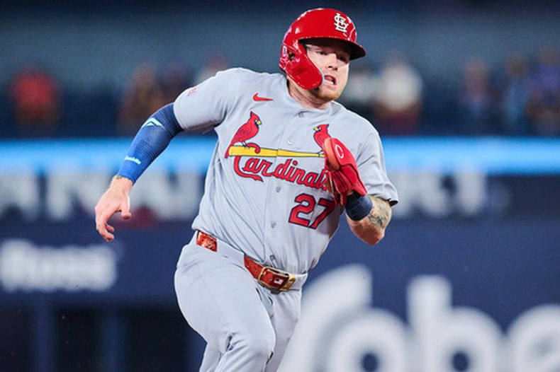 Nathan Church (de los Cardenales de San Luis) corre a toda velocidad para anotar con un doblete de Lars Nootbaar durante la tercera entrada de un partido de béisbol contra los Azulejos de Toronto en Toronto, el domingo 2 de agosto de 2026. (Sammy Kogan/The Canadian Press vía AP)