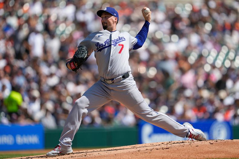 El lanzador de los Dodgers de Los Ángeles, Blake Snell, realiza un lanzamiento contra los Tigers de Detroit durante la primera entrada de un partido de béisbol el sábado 29 de agosto de 2026, en Detroit. (Foto AP/Paul Sancya)