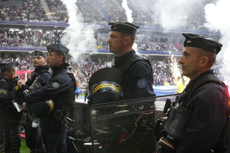 Integrantes de la policía antimotines de Francia parados afuera del campo para la final de la Copa entre el Lyon y el Paris Saint-Germain en el Estadio Pierre Mauroy en Villeneuve dAscq el sábado 25 de mayo del 2024. (AP Foto/Michel Euler)