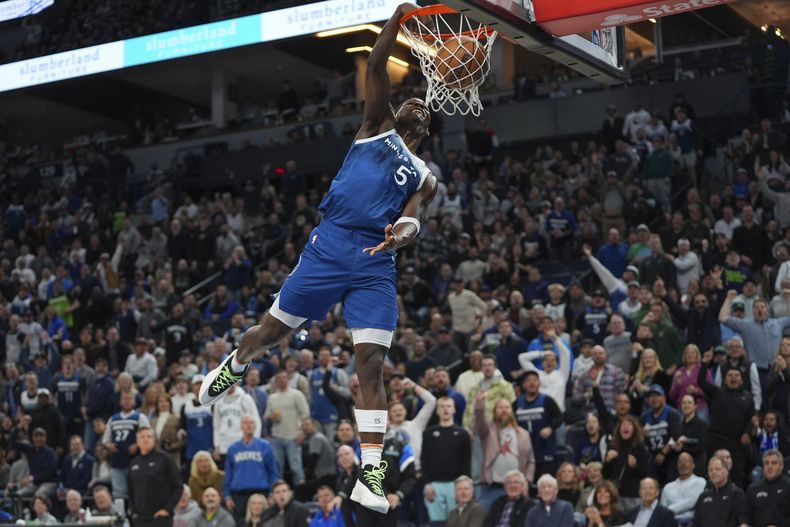 Anthony Edwards, de los Timberwolves de Minnesota, realiza una clavada en el encuentro del martes 27 de febrero de 2024, ante los Spurs de San Antonio (AP Foto/Abbie Parr)