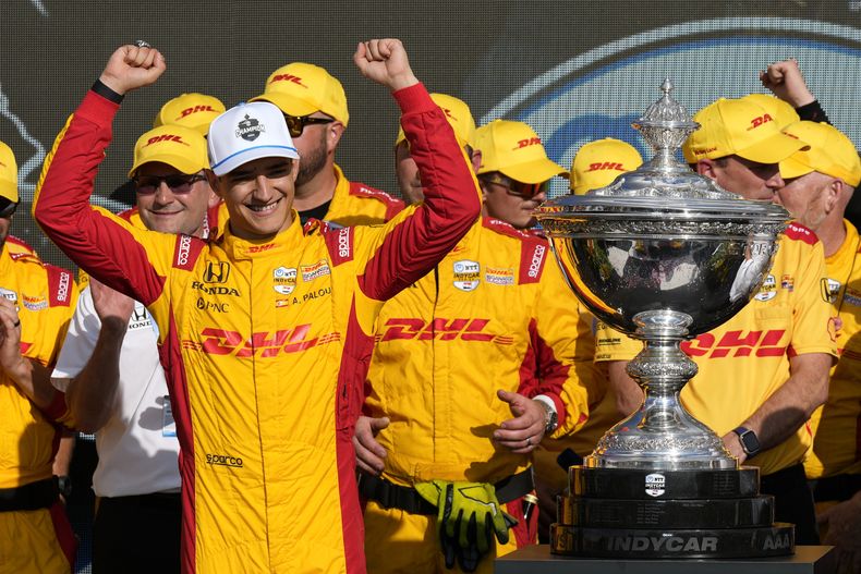 El español Alex Palou celebra tras conquistar su tercer campeonato de IndyCar en cuatro años, el domingo 15 de septiembre de 2024, en la superautopista de Nashville, en Lebanon, Tennessee. (AP Foto/Mark Humphrey)