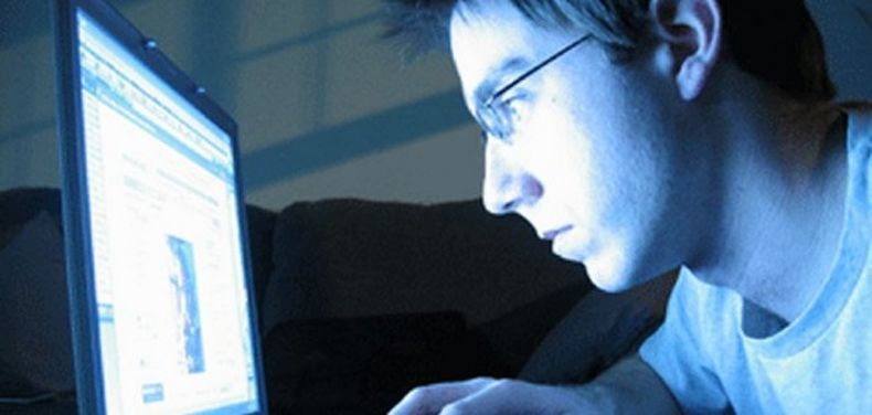 ¿Es o no correcto coquetear por internet?  ¿Se considera infidelidad?