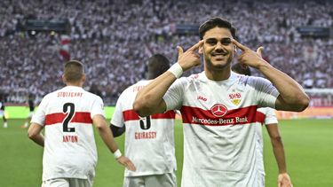 Konstantinos Mavropanos del Stuttgart celebra tras anotar un gol ante Hamburgo en el playoff de ascenso/descenso de la Bundesliga, el jueves 1 de junio de 2023, en Stuttgart. (Tom Weller/dpa vía AP)
