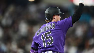 Hunter Goodman (de los Rockies de Colorado) hace un gesto hacia el bullpen mientras recorre las bases tras conectar un jonrón solitario ante el lanzador relevista Alex Lange (de los Reales de Kansas City) en la séptima entrada de un partido de béisbol el sábado 1 de agosto de 2026, en Denver. (Foto AP/David Zalubowski)