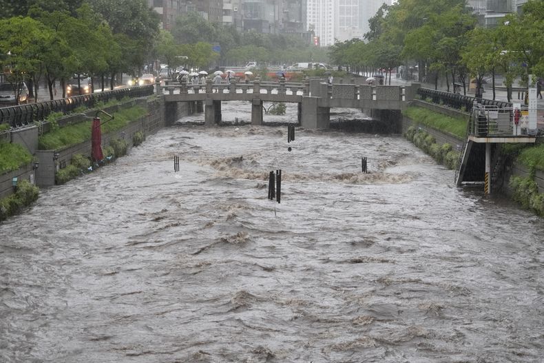 El arroyo Cheonggye, anegado tras las intensas lluvias caídas en Seúl, Corea del Sur, el 17 de julio de 2024. (AP Foto/Ahn Young-joon)