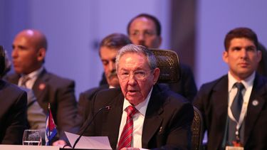 Raúl Castro en la Cumbre de la CELAC en Costa Rica: a su derecha su nieto y eterno guardaespaldas, y al fondo, intentado no llamar la atención, su hijo Alejandro.