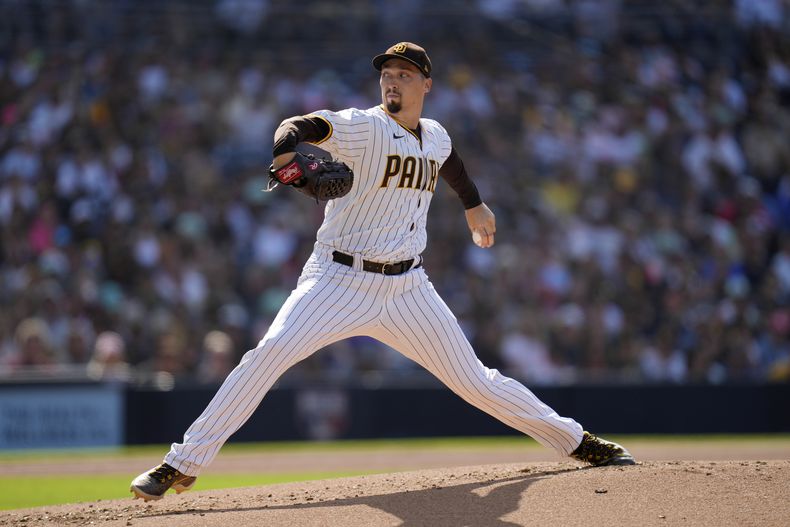 El abridor de los Padres de San Diego Blake Snell trabaja en la segunda entrada del juego ante los Rays de Tampa Bay el sábado 17 de junio del 2023. (AP Foto/Gregory Bull)