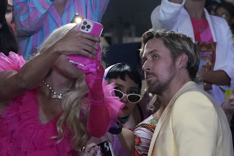 El actor Ryan Gosling deja que le tomen un retrato en la alfombra rosa de la película Barbie en la Ciudad de México el jueves 6 de julio de 2023. (Foto AP/Marco Ugarte)
