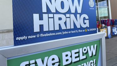 Un letrero que anuncia que se están contratando empleados dentro de una tienda el miércoles 3 de abril de 2024, en Centennial, Colorado. (AP Foto/David Zalubowski)