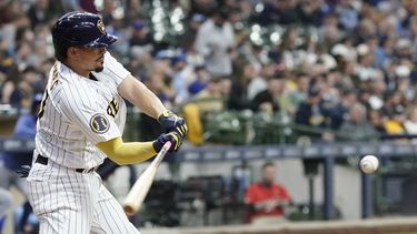 ARCHIVO - El dominicano Willy Adames, de los Cerveceros de Milwaukee, batea un sencillo el 13 de mayo de 2023, en un juego ante los Reales de Kansas City (AP Foto/Morry Gash)