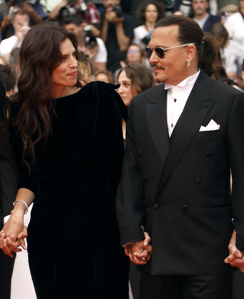 La directora Maiwenn, izquierda, y Johnny Depp posan a su llegada a la ceremonia de apertura y al estreno de la película Jeanne du Barry en la 76a edición del festival internacional de cine de Cannes, en el sur de Francia, el martes 16 de mayo de 2023. (Foto Joel C Ryan/Invision/AP)
