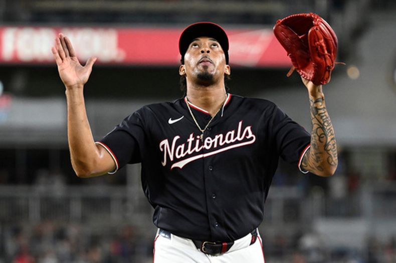 El dominicano Yovanny Cruz, relevista de los Nacionales de Washington, celebra un doble play que cerró la séptima entrada ante los Rojos de Cincinnati, el viernes 7 de agosto de 2026 (AP foto/John McDonnell)