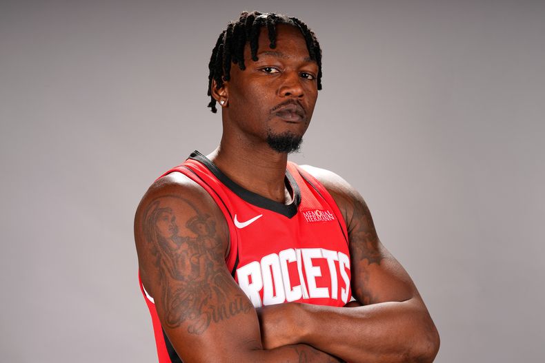ARCHIVO - Dorian Finney-Smith, de los Rockets de Houston, posa para una fotografía durante el día de medios del equipo, el lunes 29 de septiembre de 2025, en Houston. (AP Foto/David J. Phillip, Archivo)