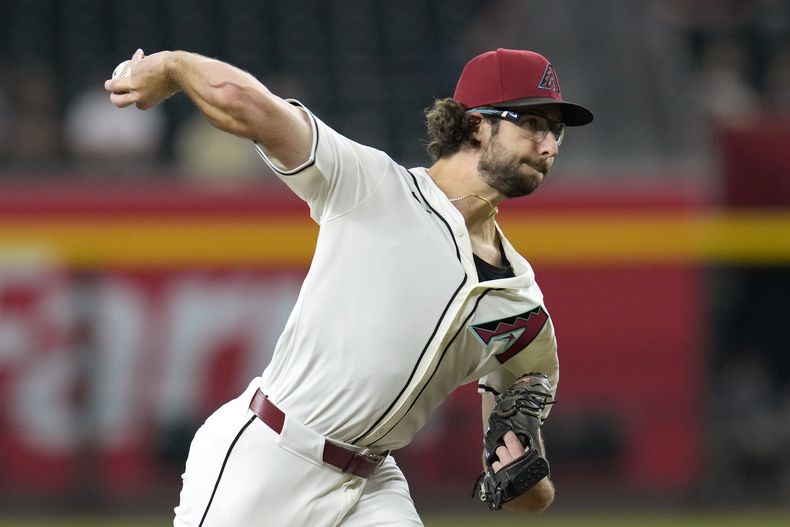 El pitcher de los Diamondbacks de Arizona Zac Gallen lanza en la primera entrada del encuentro ante los Nacionales de Washington el miércoles 31 de julio del 2024. (AP Foto/Ross D. Franklin)