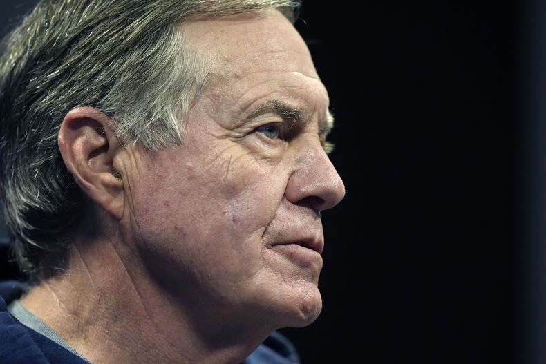 Bill Belichick, head coach de los Patriots de Nueva Inglaterra, habla con reporteros durante una conferencia de prensa previa a un entrenamiento del equipo, el miércoles 31 de mayo de 2023, en Foxborough, Massachusetts. (AP Photo/Steven Senne)