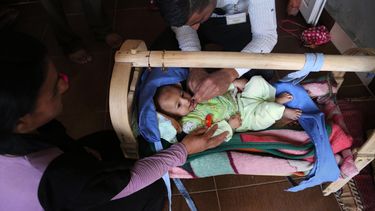 americateve | Un beg&eacute; de la minor&iacute;a yazidi recibe una vacuna para la poliomielitis en Harnke, Dahuk, el 17 de agosto del 2014. Lo yazidis, al igual que los cristianos, son minor&iacute;as atacadas y desplazadas por los extremistas del Estado Isl&aacute;mi